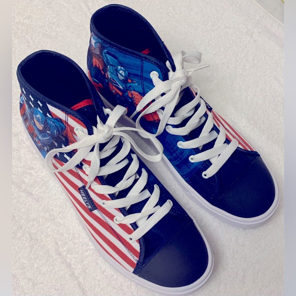 Heelys Hustle Captain America (Little Kid/Big Kid/Adult) Boy's Shoes : Men's 11
